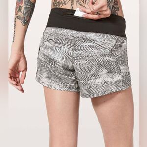 Lululemon Run Times Short II (4”) in Swerve Vapor Metal Grey / Black, Size 6